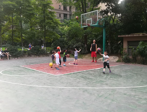 重庆篮球培训力超体育浅谈背身单打的技巧
