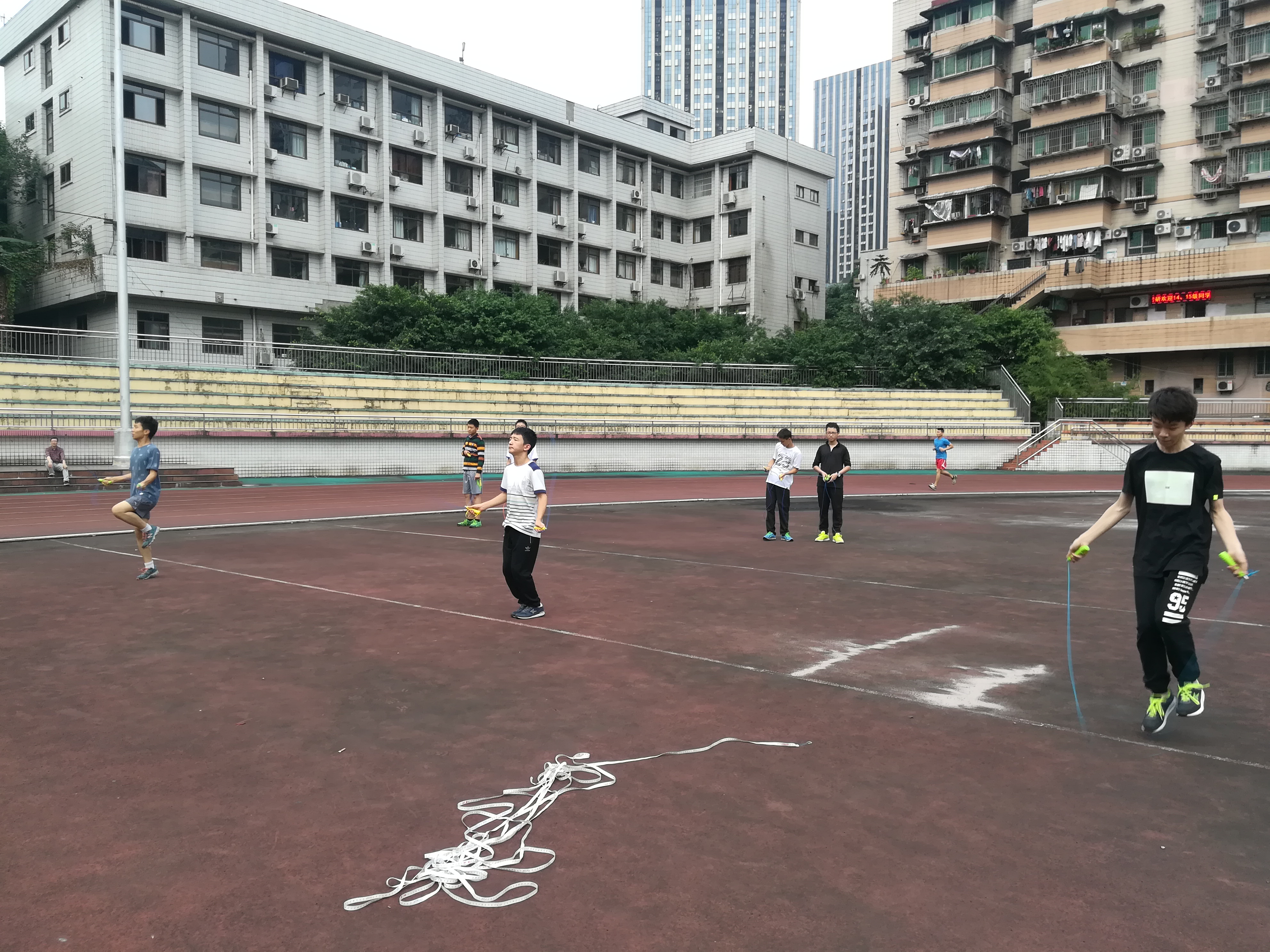 重庆力超体育浅谈立定跳远的动作要领