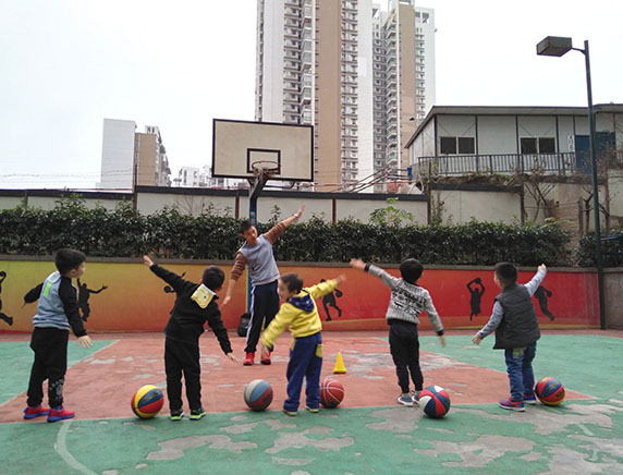 重庆篮球培训浅谈四种简单的传球的技巧