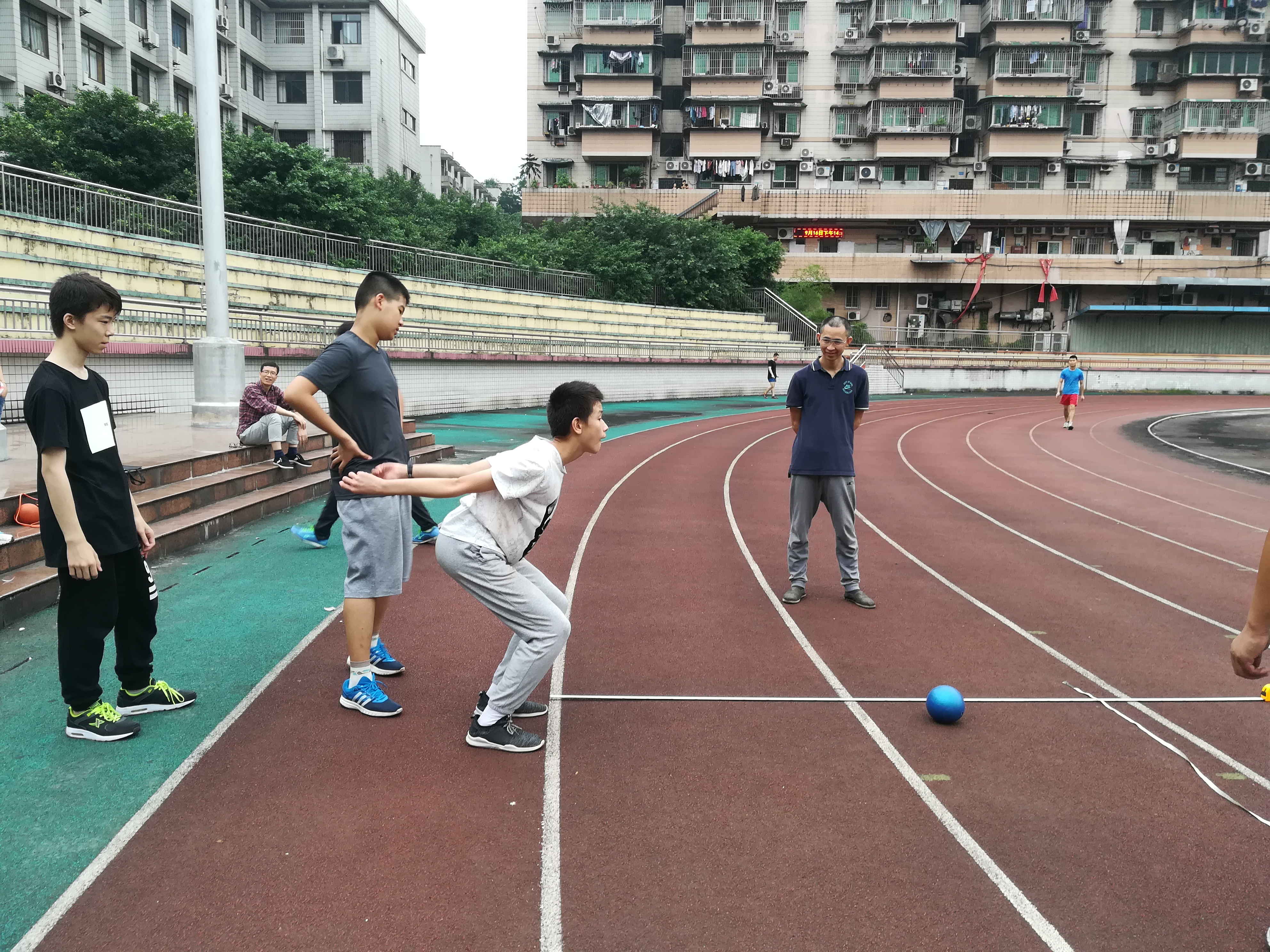 重庆力超体育浅谈立定跳远训练的技巧