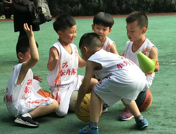 重庆篮球培训力超体育浅谈持球突破基础是关键