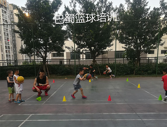 重庆篮球培训力超体育解析篮球的攻击脚步与防