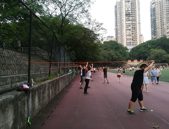 重庆中考体育培训浅谈如何站原地掷实心球扔远