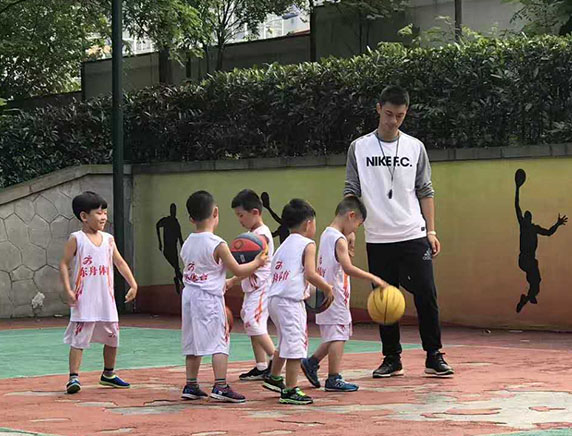 重庆篮球培训学校东舟体育介绍传球的几种方法